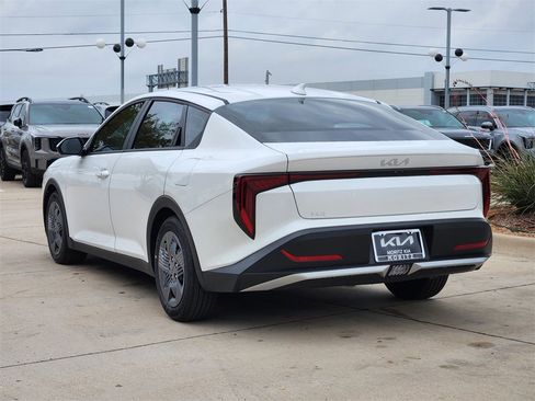 New 2025 Kia K4 LX image 3