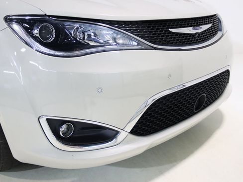Used 2019 Chrysler Pacifica Limited w/ Tire & Wheel Group FWD image 24