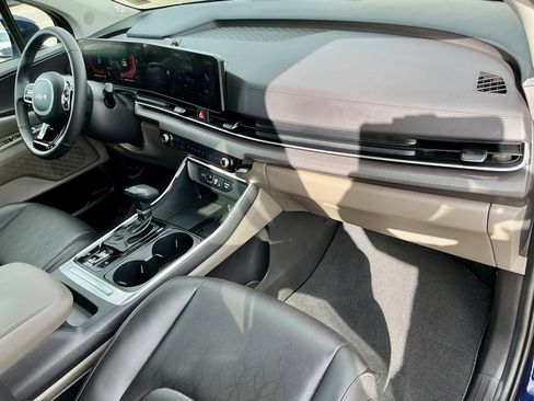 Used 2025 Kia Carnival EX image 24