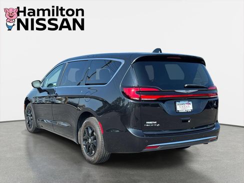 Used 2023 Chrysler Pacifica Touring-L FWD image 4