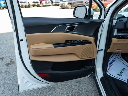 Used 2024 Kia Carnival LX image 12