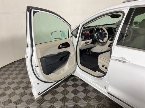 Used 2020 Chrysler Pacifica Limited FWD image 19
