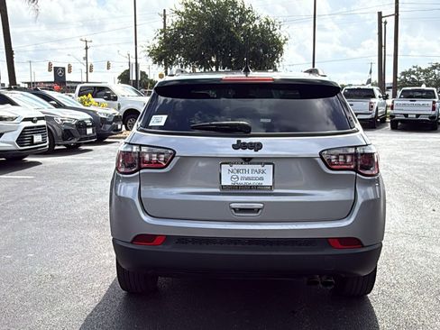 Used 2022 Jeep Compass Latitude FWD image 7