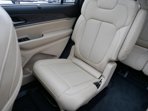 Certified 2024 Jeep Grand Cherokee L Limited w/ Luxury Tech Group II image 12