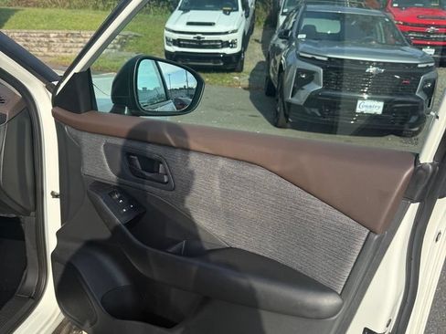 Used 2023 Nissan Rogue S AWD/4WD image 19