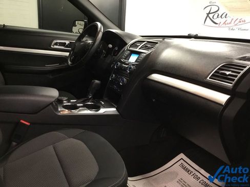 Used 2017 Ford Explorer XLT image 36