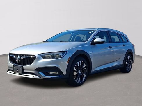 Used 2018 Buick Regal Essence w/ Sights and Sounds Package AWD/4WD image 3