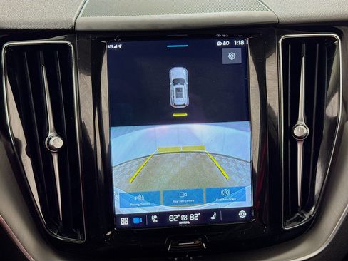 Used 2023 Volvo XC60 B5 Core image 2