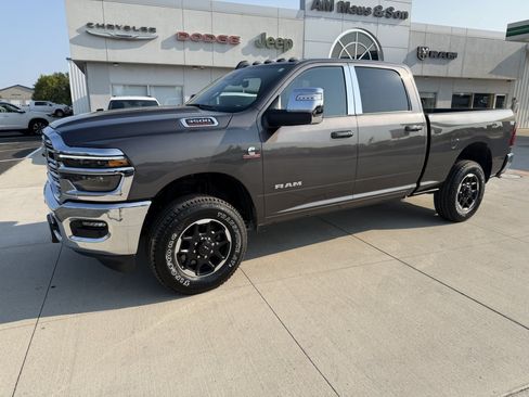 Used 2025 RAM 3500 Laramie AWD/4WD image 3