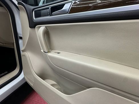 Used 2015 Volkswagen Touareg VR6 image 34