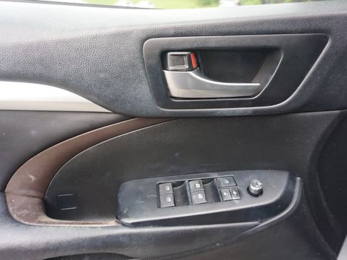 Used 2018 Toyota Highlander XLE FWD image 3