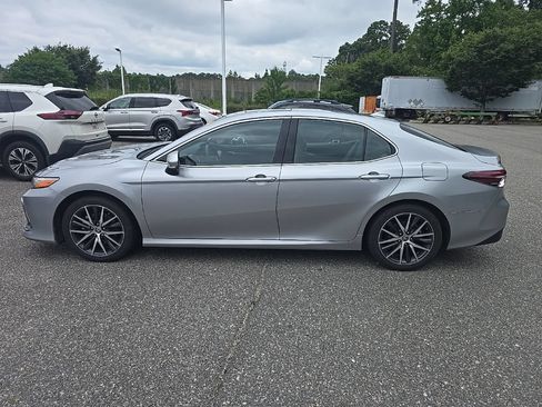 Used 2022 Toyota Camry XLE w/ Navigation Upgrade Package FWD image 8