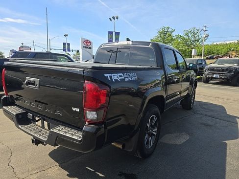 Used 2019 Toyota Tacoma TRD Sport AWD/4WD image 7