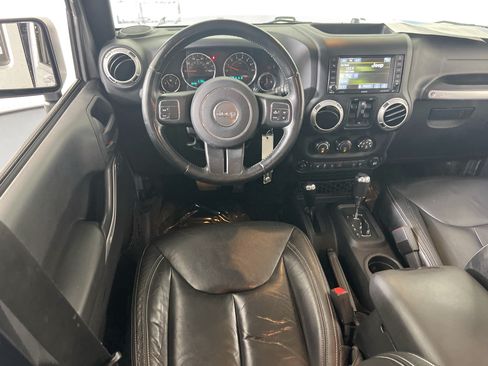 Used 2015 Jeep Wrangler Unlimited Sahara w/ Dual Top Group AWD/4WD image 19