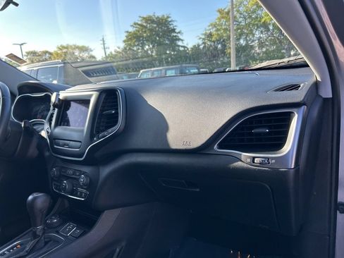 Used 2020 Jeep Cherokee Latitude Plus AWD/4WD image 25