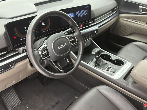 Used 2025 Kia Carnival FWD image 11
