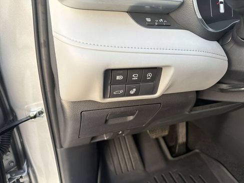 Certified 2025 Toyota Highlander Limited FWD image 11