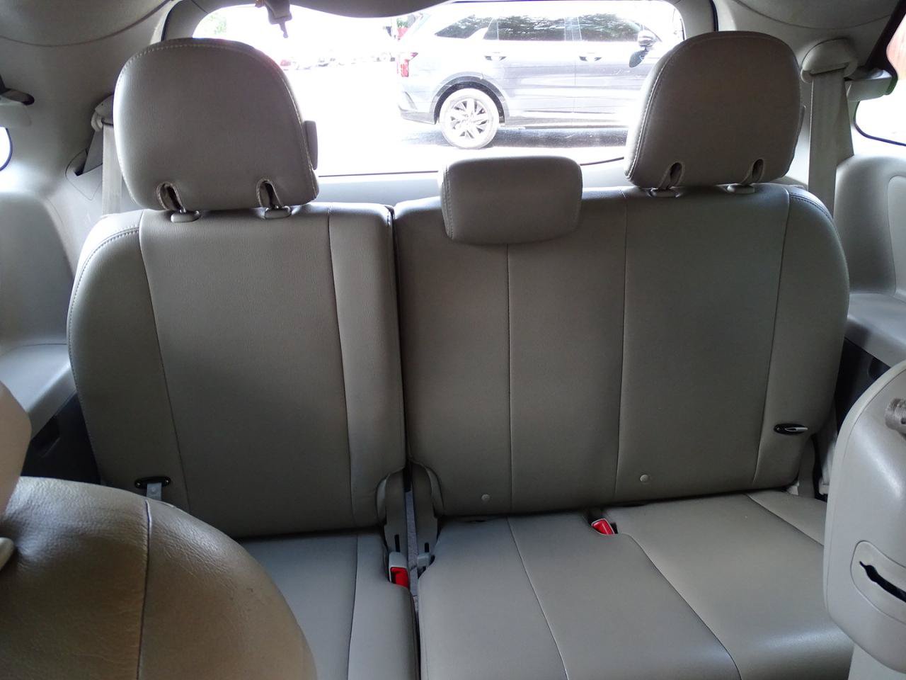 Used 2014 Toyota Sienna LE FWD image 32