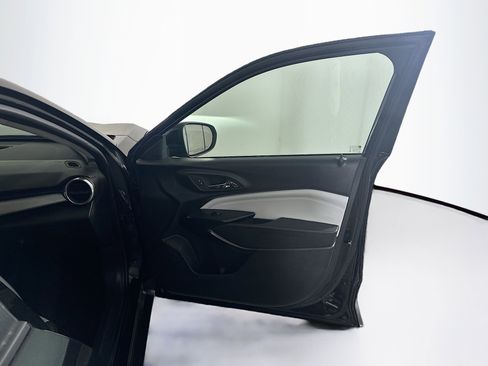 Used 2025 Chevrolet Trax LT w/ LT Convenience Package image 32