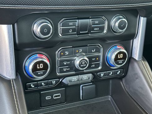Used 2023 GMC Yukon SLT w/ SLT Premium Package RWD image 28