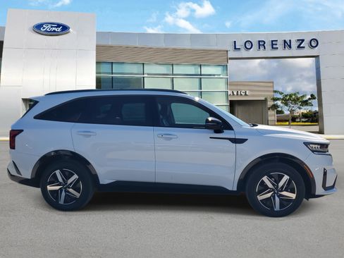 Used 2023 Kia Sorento S w/ Panoramic Sunroof Package image 4