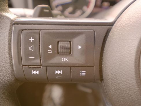 Used 2024 Nissan Rogue S image 40