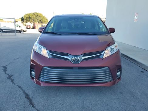 Used 2020 Toyota Sienna XLE image 2