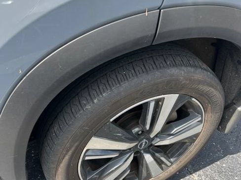 Certified 2025 Nissan Rogue SL FWD image 9