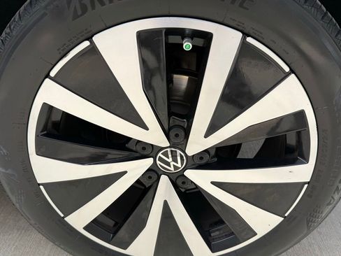 Certified 2024 Volkswagen Taos SE w/ MDO Package FWD image 18