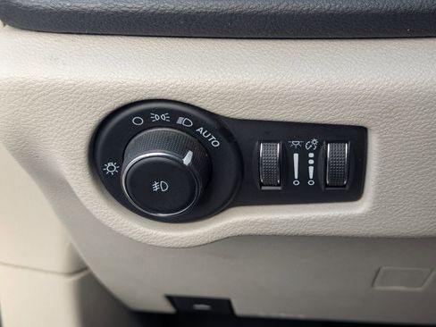 Used 2021 Chrysler Pacifica Touring-L image 22