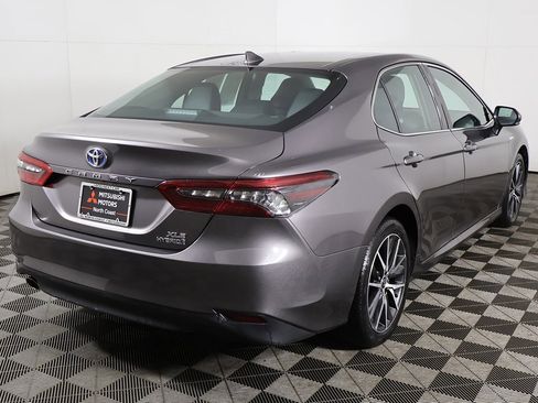 Used 2021 Toyota Camry XLE w/ Navigation Upgrade Package image 12