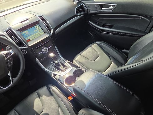 Used 2018 Ford Edge Titanium w/ Technology Package FWD image 12