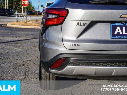 Used 2025 Chevrolet Trax LT w/ LT Convenience Package image 17