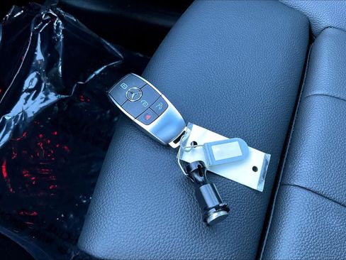 Used 2025 Mercedes-Benz GLB 250 image 14