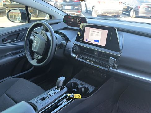 Used 2024 Toyota Prius LE FWD image 17