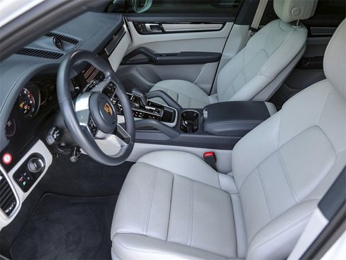 Certified 2023 Porsche Cayenne Platinum Edition image 15