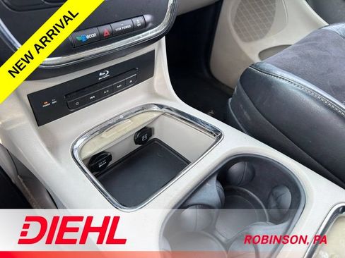 Used 2014 Chrysler Town & Country Touring-L FWD image 19