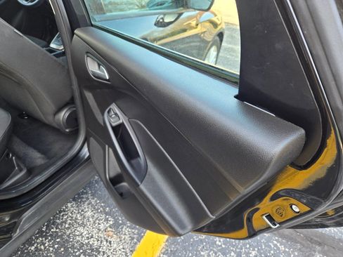 Used 2015 Ford Focus SE image 29