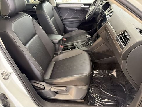 Used 2024 Volkswagen Tiguan SE w/ Panoramic Sunroof Package image 30