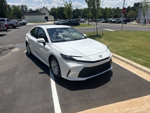 Used 2026 Toyota Camry LE w/ Convenience Package FWD image 5