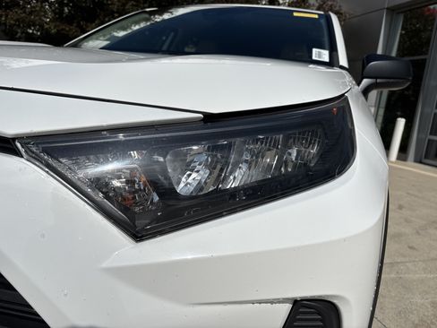 Used 2022 Toyota RAV4 LE FWD image 11