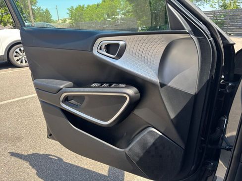 Used 2025 Kia Soul LX w/ LX Technology Package FWD image 18