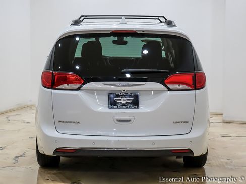 Used 2018 Chrysler Pacifica Limited image 7