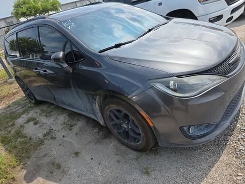 Used 2019 Chrysler Pacifica Limited w/ S Appearance Package FWD image 1