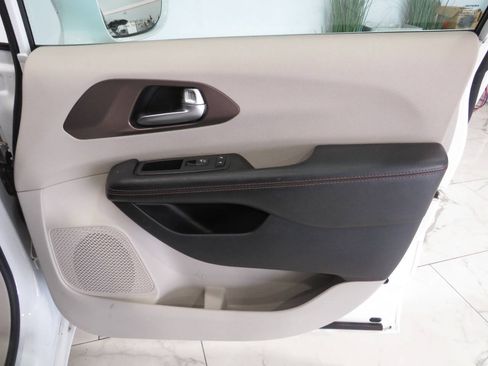 Used 2017 Chrysler Pacifica Touring-L FWD image 24