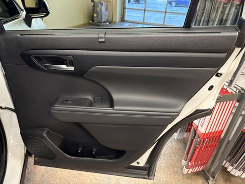 Used 2022 Toyota Highlander XLE image 18