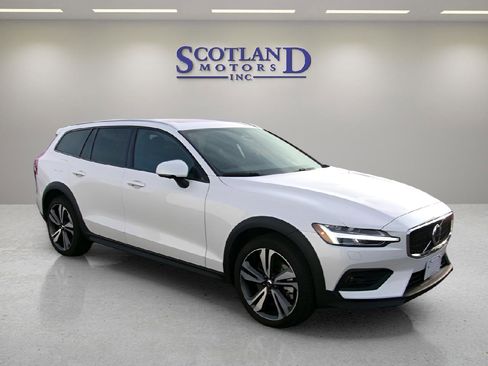 Used 2025 Volvo V60 B5 Cross Country Plus image 4