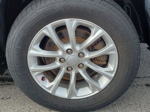 Used 2019 Jeep Cherokee Latitude w/ Popular Appearance Group AWD/4WD image 12