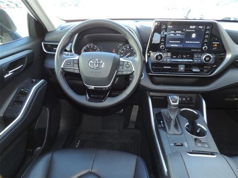 Used 2020 Toyota Highlander XLE image 21