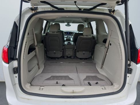 Used 2017 Chrysler Pacifica Touring-L FWD image 15
